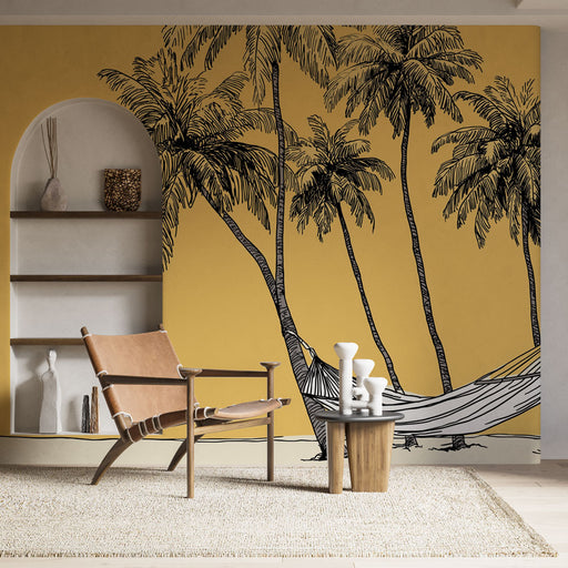 Une pièce lumineuse avec un papier peint représentant des palmiers en noir sur fond jaune, évoquant une ambiance tropicale et relaxante.