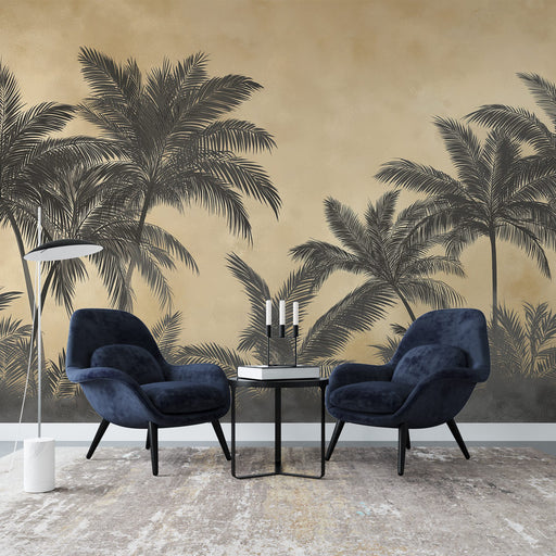 Un salon moderne avec un papier peint représentant des palmiers en noir sur fond doré, créant une ambiance chaleureuse et tropicale.