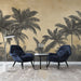Un salon moderne avec un papier peint représentant des palmiers en noir sur fond doré, créant une ambiance chaleureuse et tropicale.