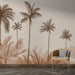 Une pièce moderne avec un papier peint tropical beige et brun représentant des palmiers élégants, créant une atmosphère chaleureuse et apaisante.