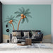 Un salon moderne avec un papier peint tropical bleu clair illustrant des palmiers stylisés aux troncs marron et aux feuilles délicates, créant une ambiance estivale et relaxante.