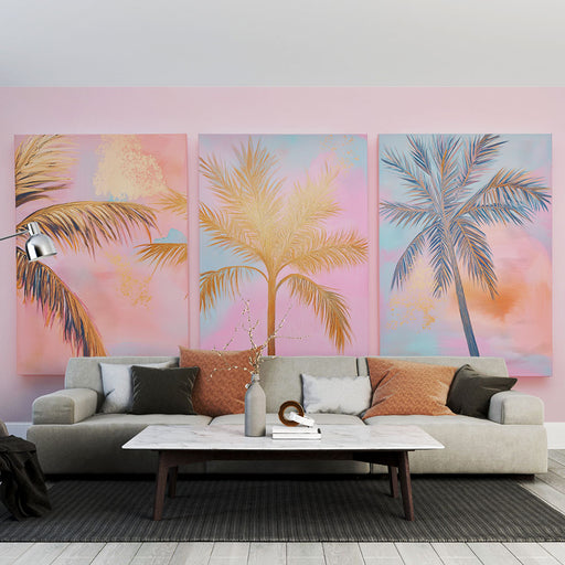 Un salon moderne avec un papier peint pastel représentant des palmiers dorés sur fond rose, créant une ambiance tropicale et chaleureuse.