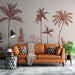 Un salon contemporain avec un papier peint représentant des palmiers stylisés en rouge sur fond beige, créant une ambiance chaleureuse et tropicale.
