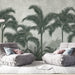 Une pièce moderne avec un papier peint représentant de grandes palmiers verts sur fond gris, créant une atmosphère tropicale et apaisante.