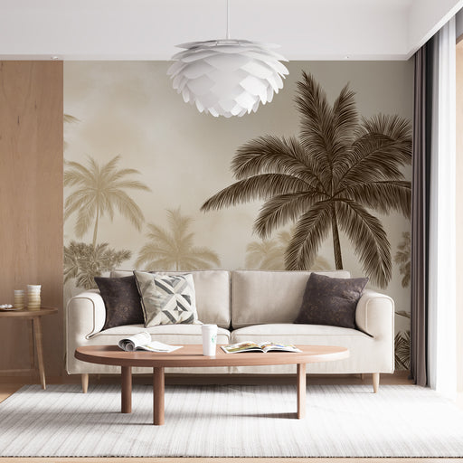 Un salon lumineux avec un papier peint tropical beige représentant des palmiers stylisés, créant une atmosphère apaisante et estivale.