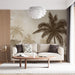 Un salon lumineux avec un papier peint tropical beige représentant des palmiers stylisés, créant une atmosphère apaisante et estivale.