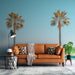 Un salon moderne avec un papier peint tropical représentant des palmiers sur un fond dégradé bleu, créant une atmosphère relaxante et estivale.