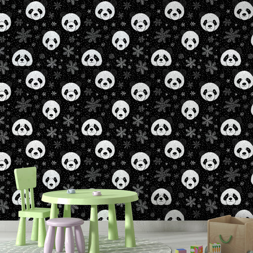 Une salle de jeux avec un papier peint ludique représentant des têtes de panda blanches sur fond noir, créant une ambiance joyeuse et originale.