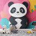 Une chambre d'enfant avec un papier peint ludique représentant un panda mignon sur fond rose, créant une ambiance joyeuse et chaleureuse.