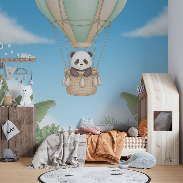 Une chambre d'enfant avec un papier peint ludique représentant un panda dans un ballon dirigeable sur fond bleu, créant une atmosphère joyeuse et imaginative.