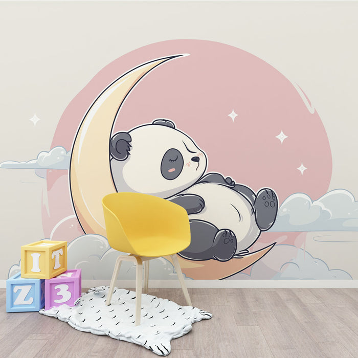 Une chambre d'enfant avec un papier peint illustrant un panda endormi sur un croissant de lune, dans des teintes douces de rose et blanc, créant une ambiance rêveuse et apaisante.