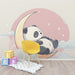 Une chambre d'enfant avec un papier peint illustrant un panda endormi sur un croissant de lune, dans des teintes douces de rose et blanc, créant une ambiance rêveuse et apaisante.