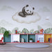 Une chambre d'enfant avec un papier peint illustrant un panda endormi sur un nuage, entouré de feuillages tropicaux, créant une ambiance douce et rêveuse.