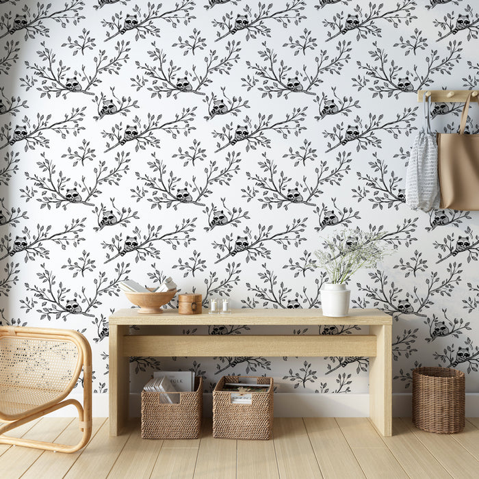 Une pièce lumineuse avec un papier peint noir et blanc illustrant des branches délicates et des paresseux, créant une ambiance ludique et naturelle.