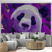 Un salon moderne avec un papier peint représentant un panda stylisé sur fond violet, créant une ambiance artistique et vivante.