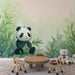 Une chambre d'enfant avec un papier peint illustrant un panda mignon entouré de bambous, créant une atmosphère douce et ludique.