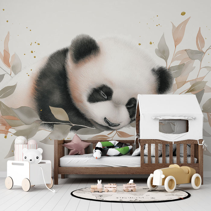 Une chambre d'enfant avec un papier peint illustrant un panda endormi entouré de feuilles délicates dans des teintes douces, créant une ambiance apaisante et ludique.