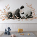 Une chambre d'enfant avec un papier peint illustrant un panda endormi entouré de feuilles délicates, créant une ambiance douce et apaisante.