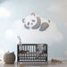 Une chambre d'enfant avec un papier peint illustrant un panda endormi sur un nuage, créant une atmosphère douce et rêveuse.