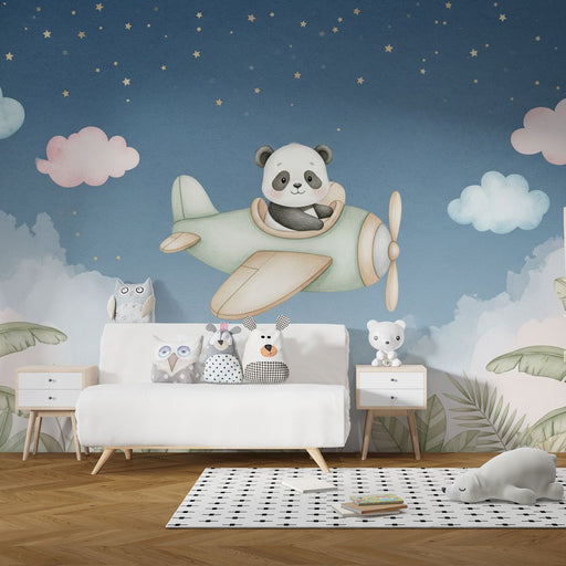 Une chambre d'enfant avec un papier peint ludique représentant un panda volant dans un avion sur fond bleu étoilé, créant une ambiance joyeuse et rêveuse.