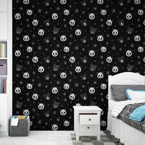 Une chambre moderne avec un papier peint noir orné de têtes de pandas et d'étoiles blanches, créant une ambiance ludique et originale.