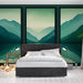 Une chambre moderne avec un papier peint représentant des montagnes en dégradé de verts, créant une atmosphère apaisante et naturelle.