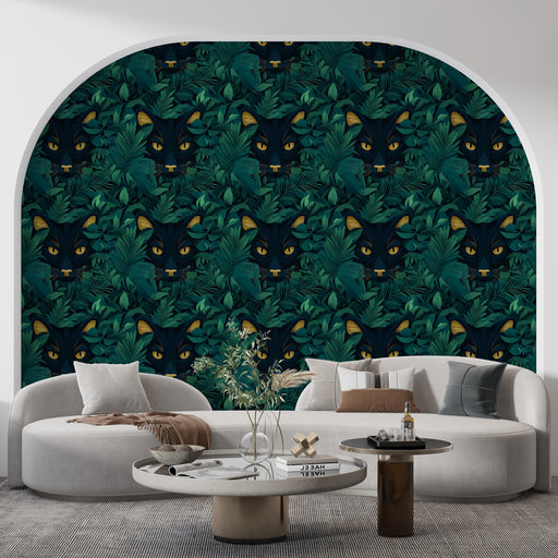 Un salon contemporain avec un papier peint tropical représentant des têtes de chats noirs entourées de feuillages luxuriants sur fond vert foncé, créant une ambiance mystérieuse et vivante.