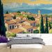Papier peint paysage provençal avec montagnes et maisons en terrasses pour décoration murale élégante.