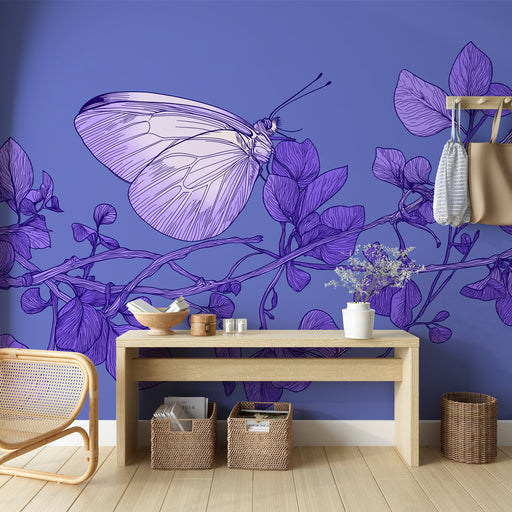 Une pièce moderne avec un papier peint violet illustrant un grand papillon et des feuilles stylisées, créant une ambiance artistique et apaisante.
