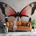 Papier peint papillon avec ailes roses et noires sur fond doux pour salon élégant