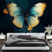 Papier peint papillon avec ailes turquoise et touches dorées sur fond sombre pour chambre moderne