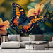 Papier peint papillon coloré sur fond floral éclatant pour salon moderne