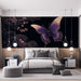 Papier peint papillon coloré sur fond sombre avec branches florales pour chambre moderne.
