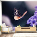 Papier peint papillon délicat sur fond de fleurs violettes pour salon élégant