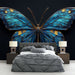 Papier peint mural avec papillon en métal aux reflets dorés et bleus pour chambre moderne.