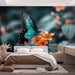 Papier peint papillon turquoise butinant des fleurs orangées pour chambre moderne
