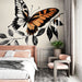 Papier peint papillon orange et noir sur fond crème pour chambre moderne