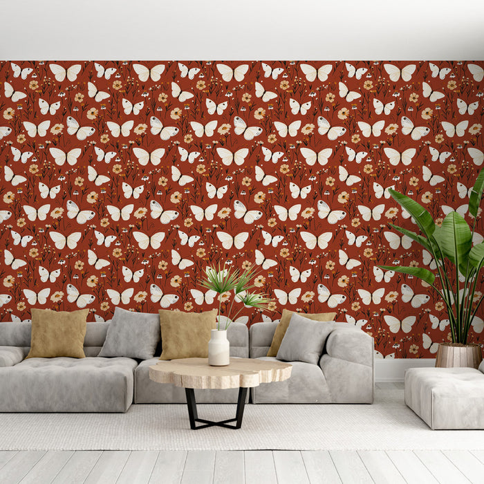 Un salon moderne avec un papier peint aux motifs de papillons blancs et de fleurs sur fond rouge, créant une ambiance chaleureuse et accueillante.