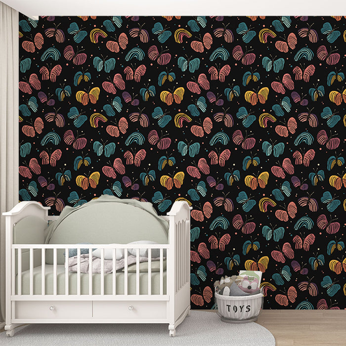 Une chambre d'enfant avec un papier peint coloré aux motifs de feuilles stylisées sur fond noir, créant une ambiance ludique et chaleureuse.