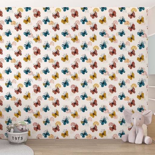 Une chambre d'enfant avec un papier peint ludique orné de papillons colorés et d'arcs-en-ciel sur fond clair, créant une atmosphère joyeuse et dynamique.