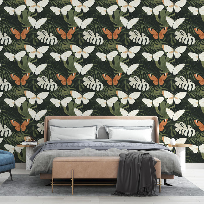 Une chambre moderne avec un papier peint tropical représentant des papillons blancs et orange sur un fond vert foncé, créant une ambiance vivante et apaisante.