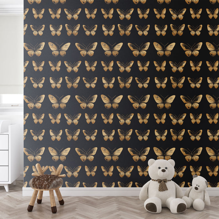 Une chambre moderne avec un papier peint noir orné de motifs de papillons dorés, créant une atmosphère élégante et captivante.
