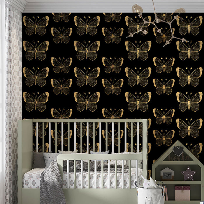 Une chambre d'enfant avec un papier peint noir orné de motifs de papillons dorés, créant une atmosphère élégante et ludique.