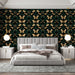 Une chambre élégante avec un papier peint représentant des papillons dorés sur fond noir, entourés de feuillages verts, créant une atmosphère luxuriante et apaisante.