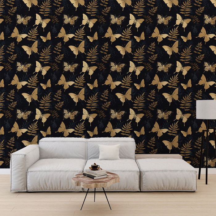 Un salon moderne avec un papier peint noir orné de motifs de papillons dorés et de feuilles délicates, créant une ambiance élégante et sophistiquée.
