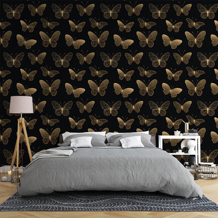 Une chambre moderne avec un papier peint noir orné de motifs de papillons dorés, créant une ambiance élégante et sophistiquée.