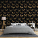 Une chambre moderne avec un papier peint noir orné de motifs de papillons dorés, créant une ambiance élégante et sophistiquée.