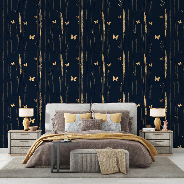 Une chambre élégante avec un papier peint bleu nuit orné de motifs dorés de fleurs et de papillons, créant une atmosphère apaisante et raffinée.