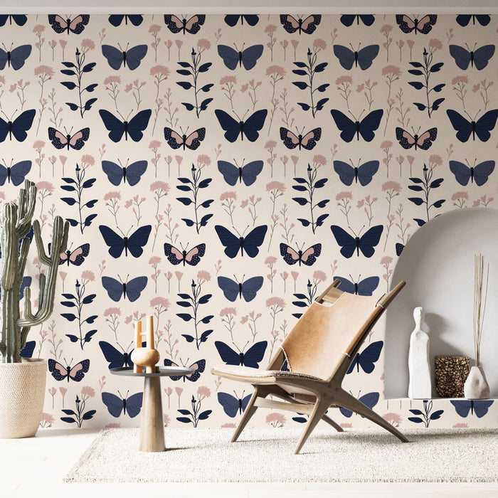 Une pièce lumineuse avec un papier peint floral et papillon aux teintes bleu marine et rose, créant une atmosphère douce et naturelle.