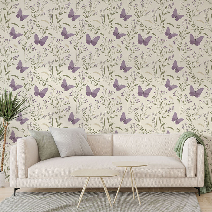 Un salon lumineux avec un papier peint floral crème orné de papillons violets et de feuillages verts, créant une ambiance douce et apaisante.
